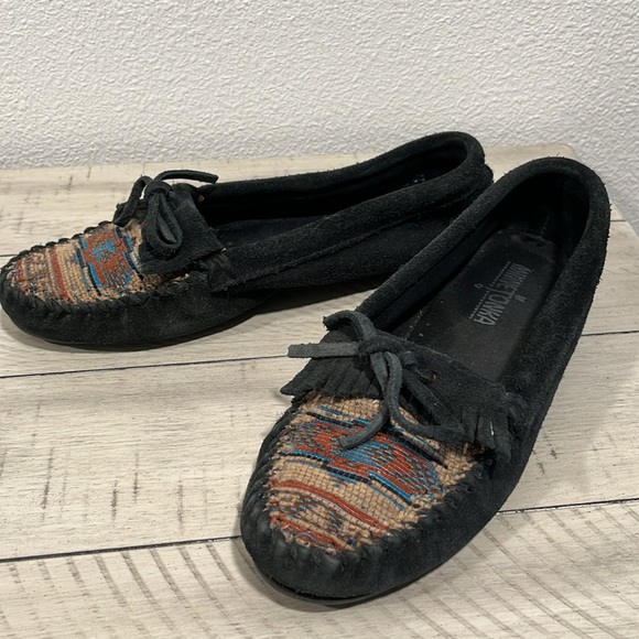 Minnetonka moccasins with tread - Picture 2 of 8